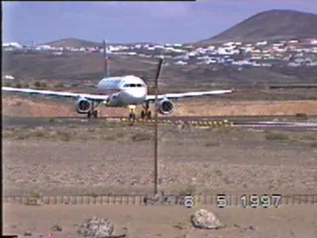 Air 2000 A 320 am 08.05.1997 auf dem Flughafen Lanzarote, Digitalisierung einer alten Video 8 Aufnahme