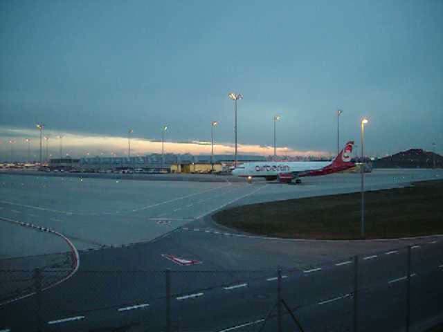 Air Berlin rollt von der Landebahn auf die Parkposition.
Flughafen Mnchen