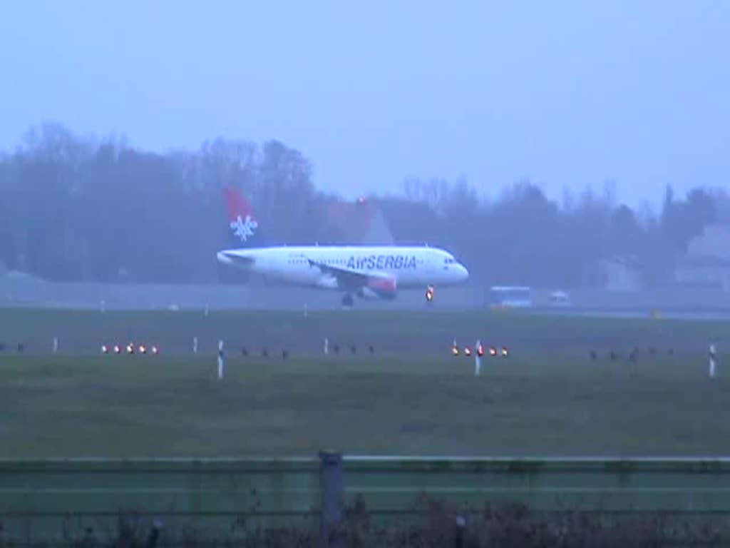 Air Serbia A 319-132 YU-API beim Start in Berlin-Tegel am 14.12.2014
