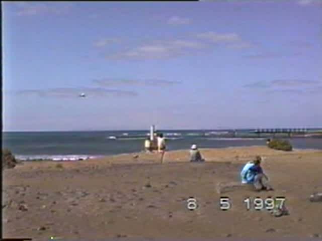 Airtours A 319 bei der Landung auf dem Flughafen Lanzarote am 08.05.1997, Digitalisierung einer alten Video 8 Aufnahme