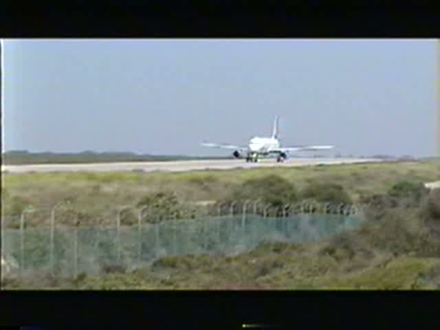 Airtours A 320 mit Air 2000 B 757 im Mai 1999 auf dem Flughafen Mahon. Digitalisierung einer Video 8 Aufnahme.