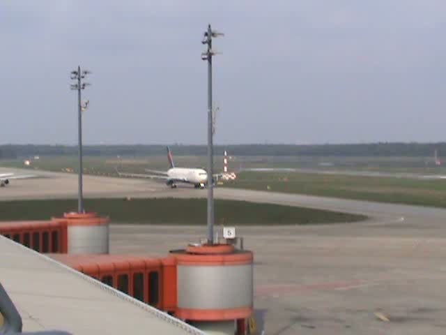 Ankunft der Delta Airlines B 767-332(ER) N187DN am 01.05.2010 auf dem Flughafen Berlin-Tegel