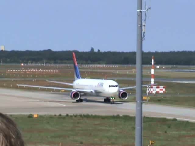 Ankunft der Delta Boeing 767-332(ER) N197DN auf dem Fughafen Berlin-Tegel am 14.06.2009