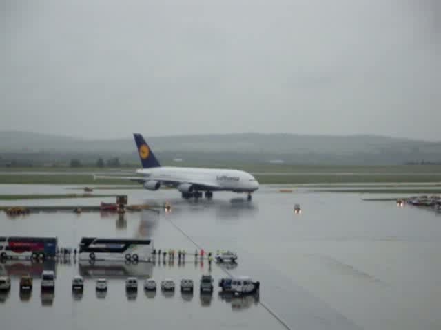 Ankunft des A380 am Flughafen Wien Schwechat

Die Videos von A380 gibt es in besserer Qualitt auf meinen Youtube Channel:

http://www.youtube.com/user/TheMeisterManuel#p/u