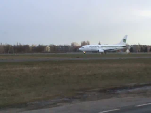 Beim 2.Versuch gelingt der Start der Germania B 737-3YO D-ADIH am 27.02.2010 auf dem Flughafen Berlin-Tegel