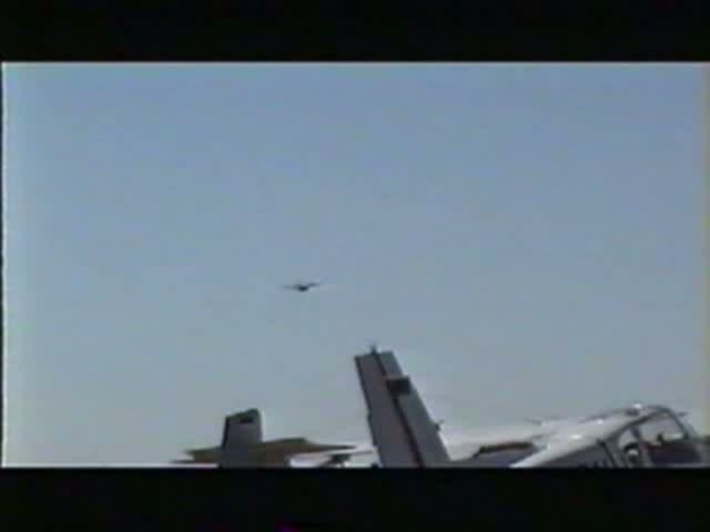 Bundeswehr Nord Aviation C-160 Transall bei der Flugvorfhrung auf der ILA 2000 mit Sarajevo-Anflug, Digitalisierung einer Video 8 Aufnahme