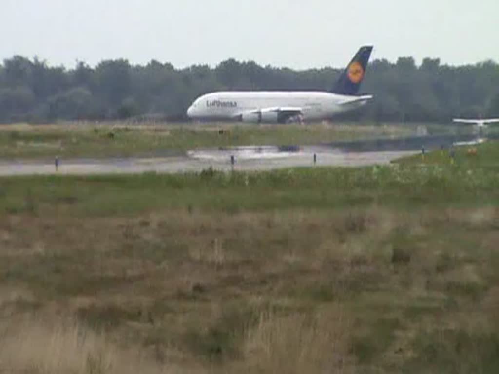 Der erste Airbus A380-800 der Deutschen Lufthansa (Zulassung D-AIMA) beim Start auf dem Flughafen Karlsruhe/Baden-Baden am 25. August 2010; er hat damals einer seiner zahlreichen Trainingsflge absolviert