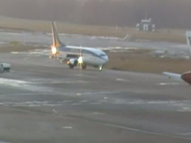 Die Boeing 737-300 VP-BJX der KD Avia rollt am 10.01.09 ans Gate 05 in Hamburg Fuhlsbüttel.