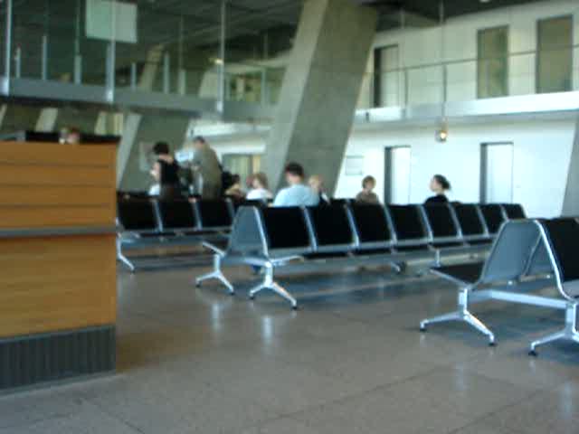 Die Flughafenhalle beim Gate 325/324 im Stuttgarter Flughafen (STR)