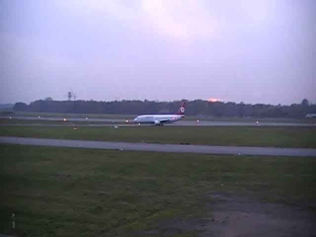 Diese Boeing 737 der Turkish Airlines rollt nach ihrer Landung in Hamburg Fuhlsbttel am 02.11.08 zum Gate.