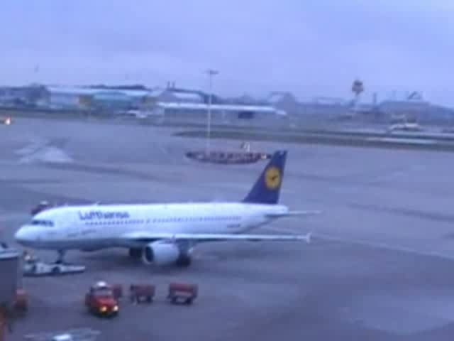 Ein Airbus A320 der Lufthansa beim Pushback und eine Boeing 737 der Lufthansa rollt ans Gate in Hamburg Fuhlsbttel am 02.12.08