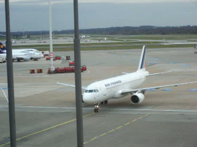 Ein Jet der Air France rollt ans Gate 08 in Hamburg Fuhlsbttel.