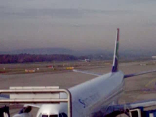 Eine Boeing 777 der Malaysia Airlines startet im Sommer 2005 von Zrich Airport.