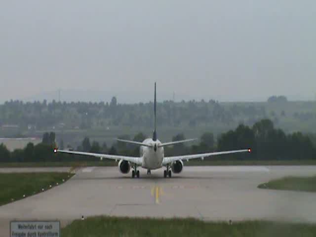 Eine Cyprus Turkish Airlines-Boeing 737-800 startet in Stuttgart am 02.06.10