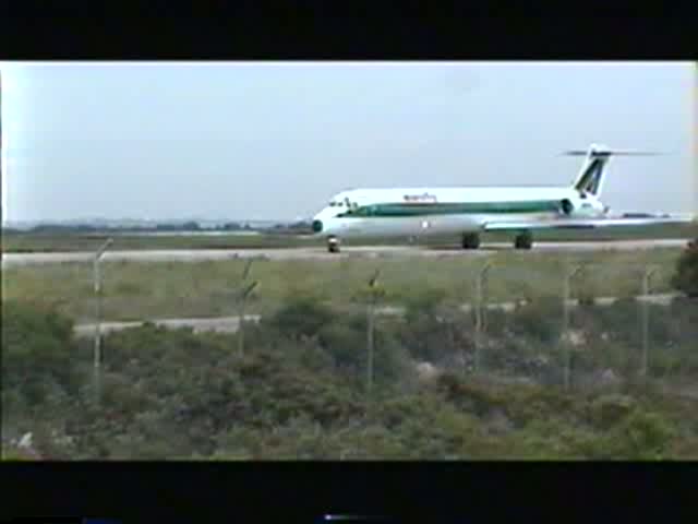 Eurofly MD 82 im Mai 1999 auf dem Flughafen Mahon. Digitalisierung einer Video 8 Aufnahme