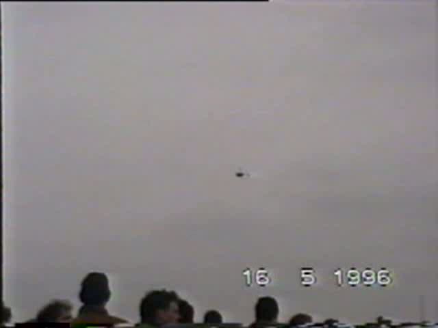 Flugvorfhrung einer BO-105 der Bundeswehr am 16.05.1996 auf der ILA in Berlin-Schnefeld, Digitalisierung einer Video 8 Aufnahme