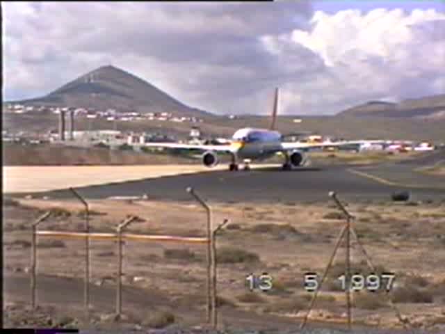 Hapag-LLoyd A 310-304 am 13.05.1997 auf dem Flughafen von Lanzarote, Digitalisierung einer alten Video 8 Aufnahme