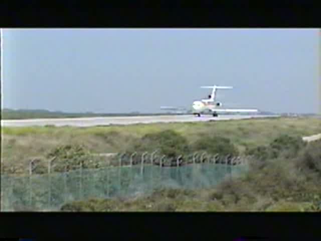 Iberia B 727 mit Britannia B 757  im Mai 1999 auf dem Flughafen Mahon.
Innerhalb weniger Tage bekam ich 2 mal eine B 727 von Iberia vor die Kamera.
Digitalisierung einer Video 8 Aufnahme.