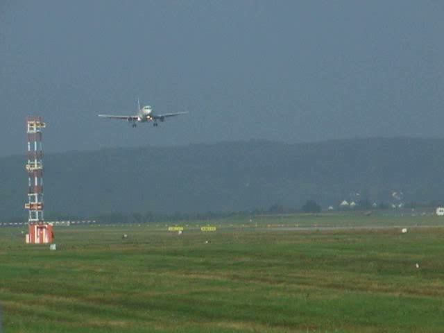Landung eines Airbus A 320 der ISRAIR in Stuttgart (STR) am Morgen des 30.08.2008.