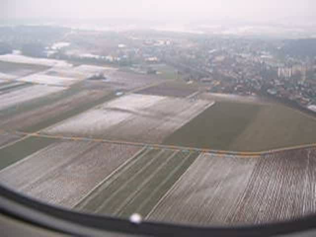 Landung im leicht verschneiten Zrich-Kloten mit einem SWISS Airbus A 320 im Februar 2005. Die Verabschiedungsansprache der Stewardess ist auch noch mit drauf...