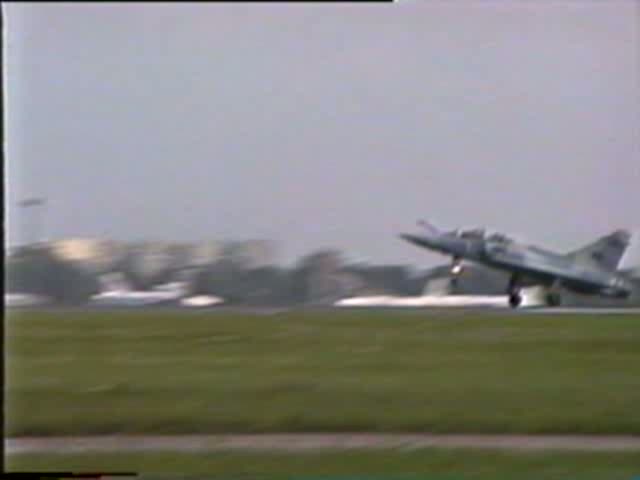 Mirage 2000 der franzsischen Luftstreitkrfte bei der Landung und Rollen auf der ILA 1994, Digitalisierung einer alten Video 8 Aufnahme
