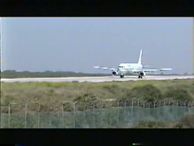 Onur Air A 321 im Mai 1999 auf dem Flughafen Mahon. Digitalisierung einer Video 8 Aufnahme