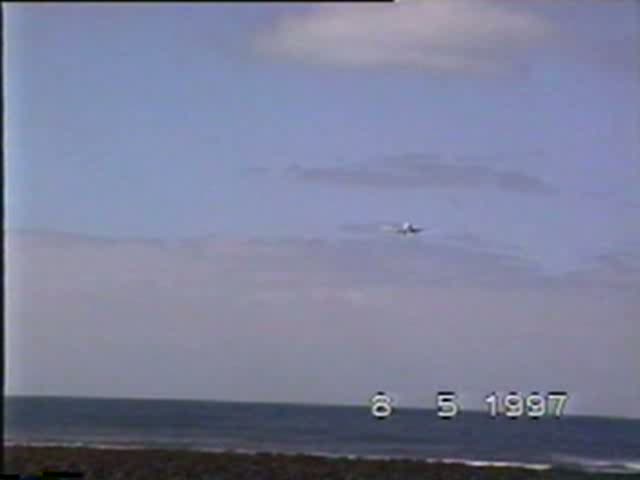 Spanair B 767 im Anflug auf den Flughafen Lanzarote am 08.05.1997, Digitalisierung einer alten Video 8 Aufnahme