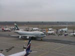 Cathay Pacific-Boeing 747-400 und eine Boeing 757-300 der Condor beim ...
