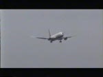 757/389/airtours-b-767-bei-der-landung Airtours B 767 bei der Landung und Britannia B 757  beim Rollen und Start im Mai 1999 auf dem Flughafen Mahon. Digitalisierung einer Video 8 Aufnahme.