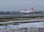 Swiss A 319-112 HB-IPV beim Start in Berlin-Tegel am Morgen ...