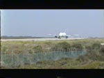 A320/395/airtours-a-320-mit-air-2000 Airtours A 320 mit Air 2000 B 757 im Mai 1999 auf dem Flughafen Mahon. Digitalisierung einer Video 8 Aufnahme.