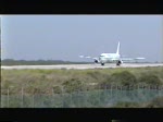 A321/394/onur-air-a-321-im-mai Onur Air A 321 im Mai 1999 auf dem Flughafen Mahon. Digitalisierung einer Video 8 Aufnahme