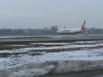 Air Berlin B 737-808 D-ABBY beim Start in Berlin-Tegel am frhen Morgen des 08.01.2011
