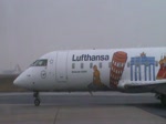 Canadair CRJ200 der Lufthansa CityLine (Kennung D-ACJH) beim Rollen nach der Landung in Frankfurt am Main