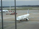 Ein Jet der Air France rollt ans Gate 08 in Hamburg Fuhlsbttel.