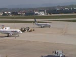 Eine farbenfrohe Bemalung trgt diese Boeing 737-800 der XL Airways(Kennung D-AXLD). Hier ist sie beim Rollen nach der Landung in Stuttgart zu sehen am 24. April 2010.