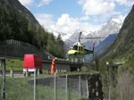 Nach dem kurzen Tankaufenthalt bei Gschenen, Kanton Uri, Schweiz, startet der AS.350B3e Ecureuil von Heli Gotthard wieder zu einem neuen Arbeitsauftrag am 4.5.2012.