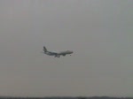 Landung eines Airbus A340-600 von Lufthansa in Frankfurt am Main ...