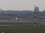 Norwegian/415/start-einer-boeing-737-300-der-norwegian Start einer Boeing 737-300 der Norwegian Air Shuttle in Hamburg Fuhlsb�ttel am 01.04.09