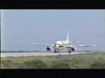 Monarch A 300 im Mai 1999 auf dem Flughafen Mahon.
Digitalisierung einer Video 8 Aufnahme.