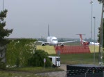 Jetzt fngt der Airbus A319-100 der Lufthansa mit dem Flutraining an: Er Rollt aus seiner Parkposition auf dem Baden-Airpark am 08.05.2010 gegen 12.00 Uhr