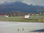 Ein Airbus A320 der trkischen Fluglinie Onur Air hebt am 31.3.2010 vom Flughafen Salzburg-Maxglan ab.
