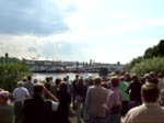 Tausende Zuschauer warten und bejubeln den berflug einer A380 am Ufer der Elbe bei Hamburg.