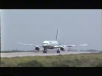 Britannia B 757 auf dem Weg zum Start und Take off auf dem Flughafen Mahon im Mai 1999. Digitalisierung einer Video 8 Aufnahme