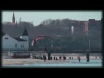 Ein Motorschirmpilot fliegt den Strand von Ahlbeck entlang und zu dieser Zeit zieht ein Flugzeug seinen Kondensstreifen über den zunehmenden Mond. Mit einem Sonnenuntergang am Stettiner Haff endet mein Filmchen. - 12.03.2014 