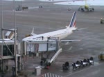 stuttgart-str/1131/push-back-einer-embrear-erj-190-embrear-ist Push-back einer Embrear ERJ-190 (Embrear ist �brigens eine brasilanische Flugzeugfirma mit Sitz in S�o Jos� dos Campos und die drittgr��te der Welt)der Fluggesellschaft Air France auf dem Stuttgarter Flughafen am 28. November 2010 