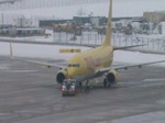 Push-back und anschlie�endes Rollen einer TUIfly-Boeing 737-800 auf dem siebtgr��ten ...