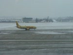 stuttgart-str/867/eine-boeing-737-800-der-tuifly-beim Eine Boeing 737-800 der TUIfly beim Rollen ans Terminal auf dem Flughafen der Baden-W�rttembergs Hauptstadt Stuttgart am 9. Januar 2010