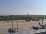stuttgart-str/942/landung-einer-boeing-737-400-der-blue Landung einer Boeing 737-400 der Blue Air in Stuttgart + Push-back einer gleichen Maschine