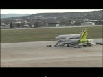 stuttgart-str/983/germanwings-airbus-a319-100-und-izair-airbus-a320-200-beim Germanwings-Airbus A319-100 und IZair-Airbus A320-200 beim Taxiing in Stuttgart am 14.11.09